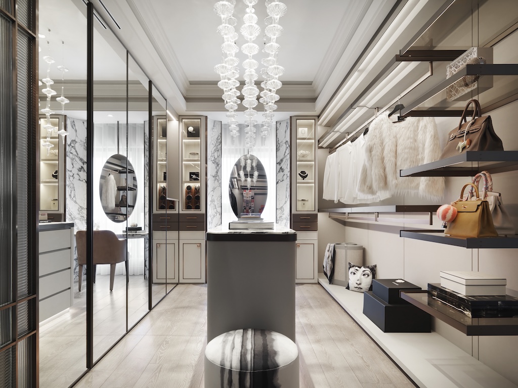 1holyte-walk-in-closet-full-view.jpg